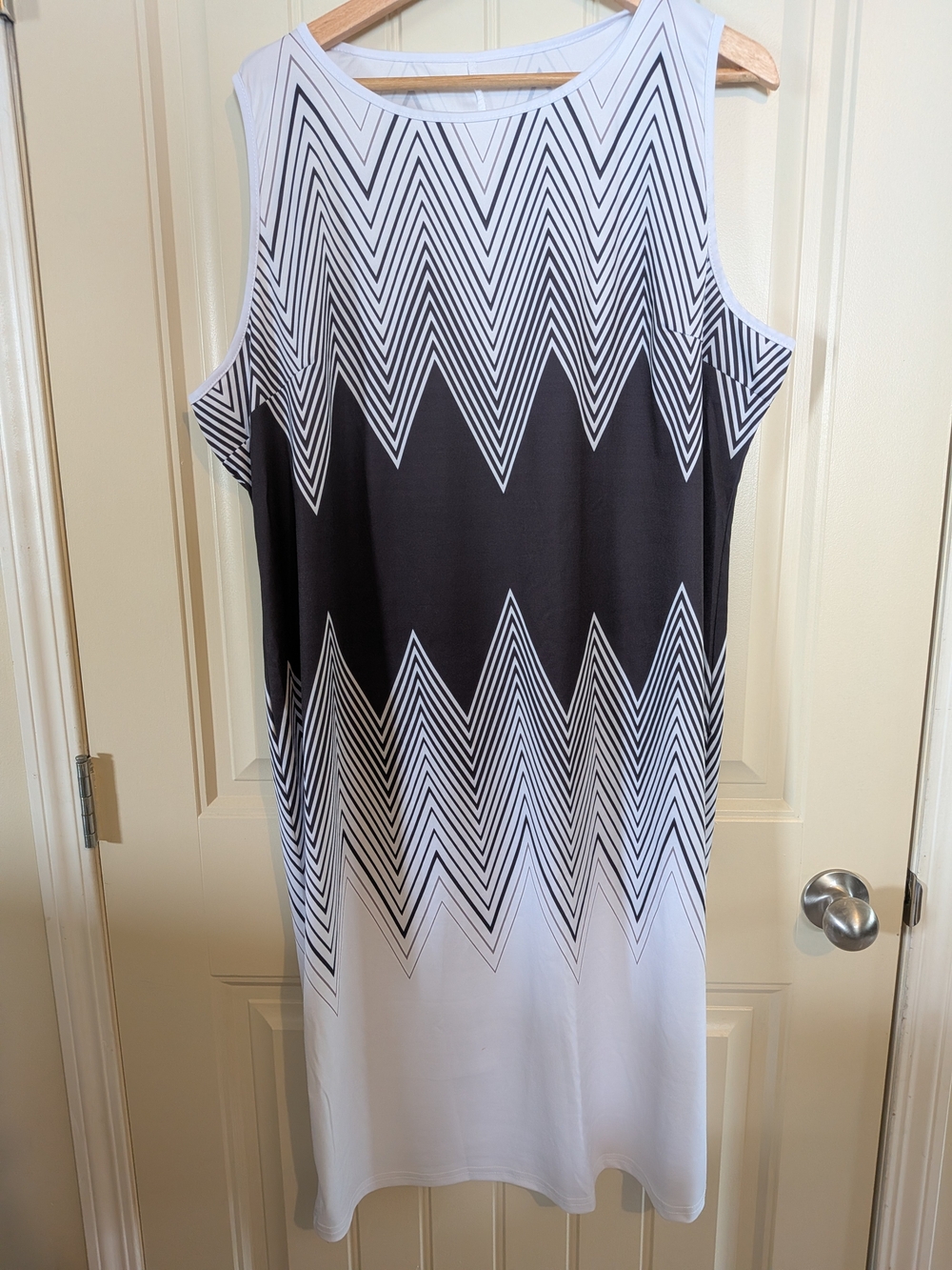 NWOT Sleeveless Black and White Chevron Midi Dress